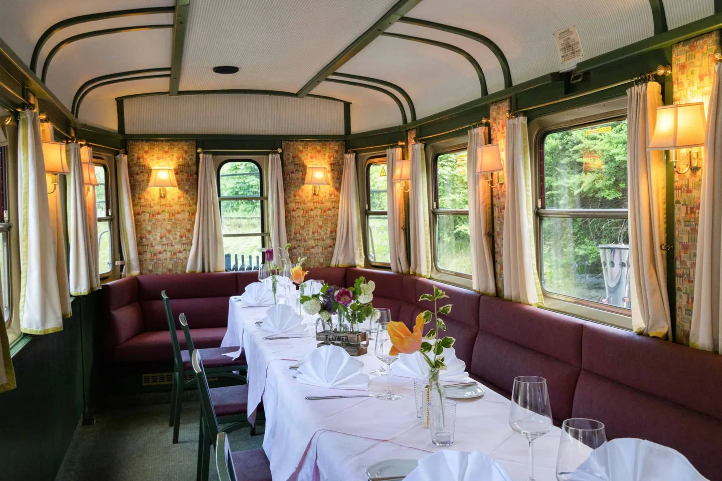 Gedeckter Tisch im gemütlichen Inneren des Waggons