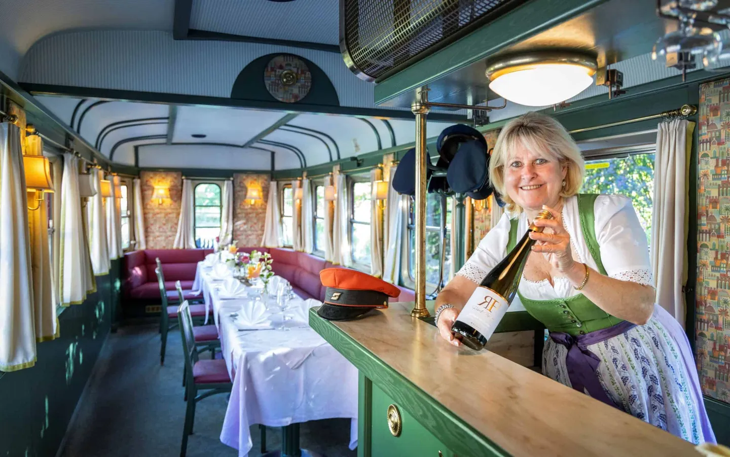 Blick auf den Barbereich im Waggon
